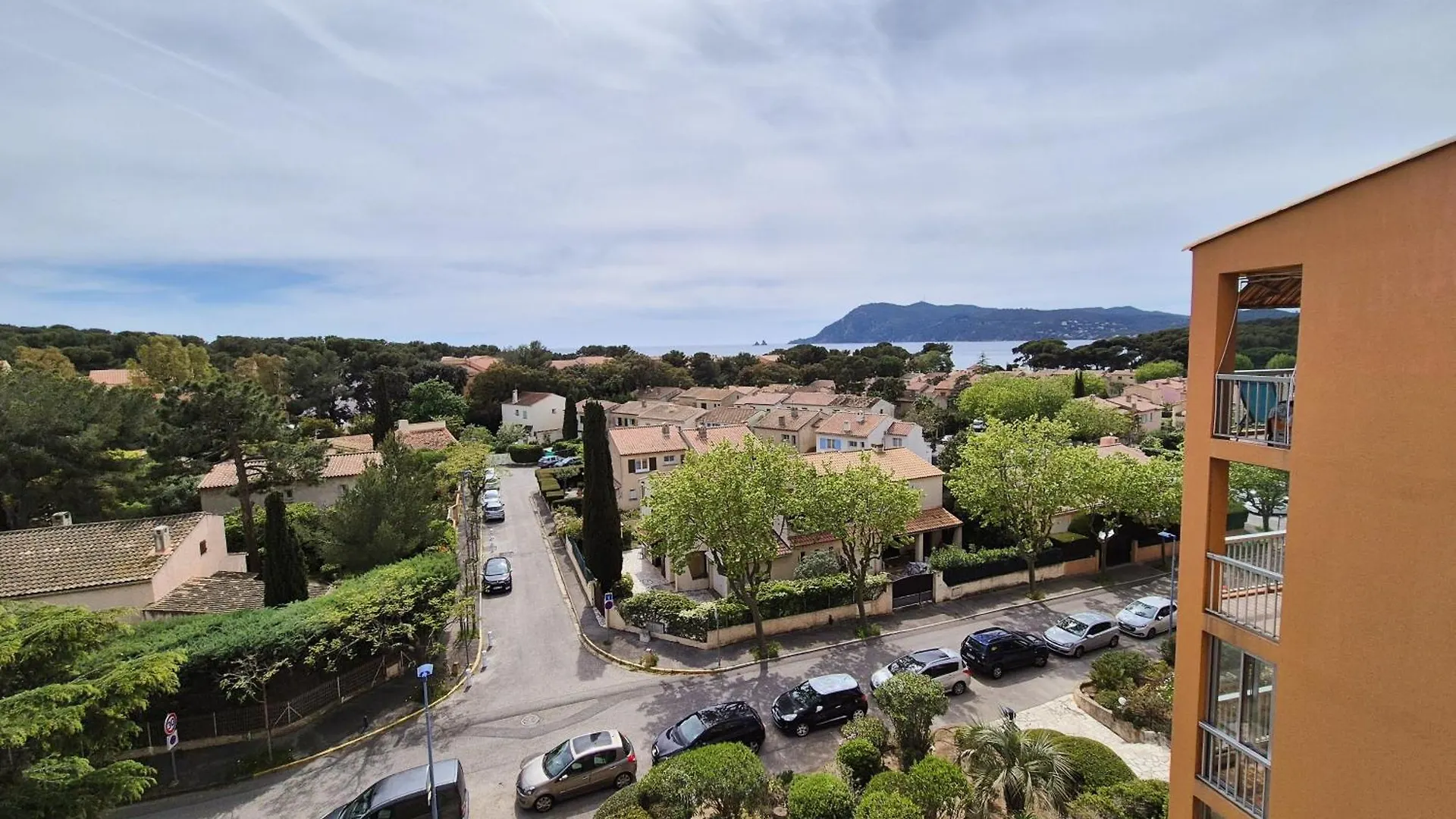 Studio Refait A Neuf, Vue Mer, Proche Des Plages Et Des Commerces... contacts